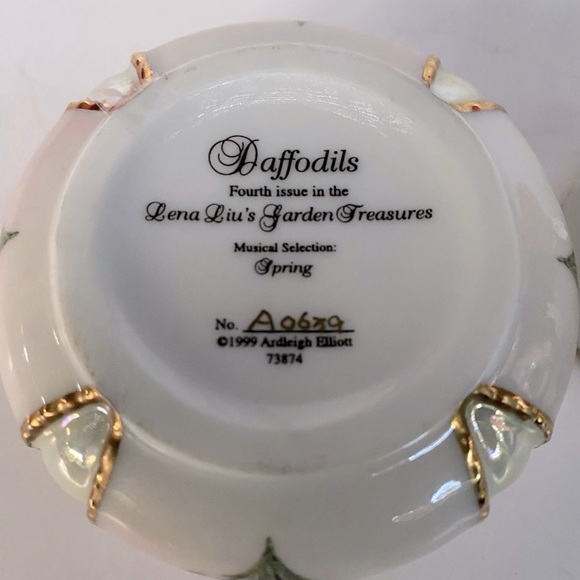 Vintage Ardleigh ElliottLena Liu’s Garden Treasures Daffodil Porcelain Music Box - Picture 4 of 4